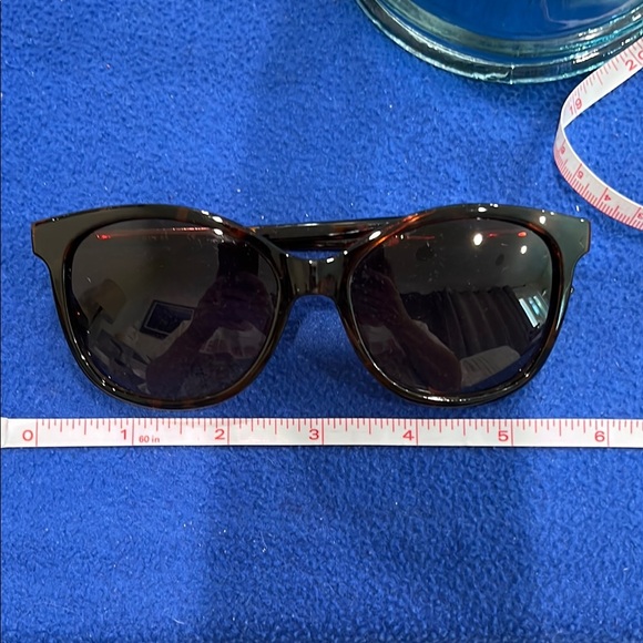 Guess Brown Tortoise and Gold Sunglasses with Vinyl Drawstring Guess Pouch 1-259 - Picture 12 of 16